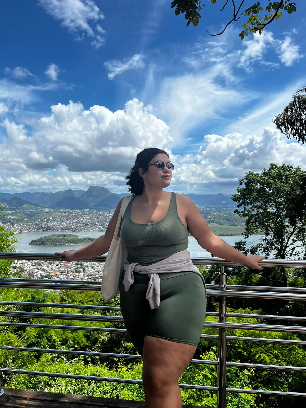 Foto da criadora do guia em um mirante da Grande Vitória