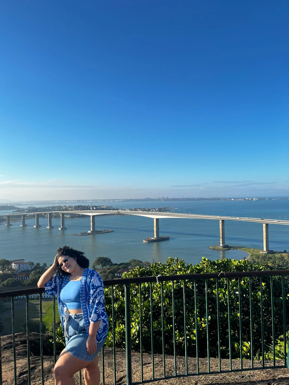 Um dia de sol com vista para a baía da Grande Vitória